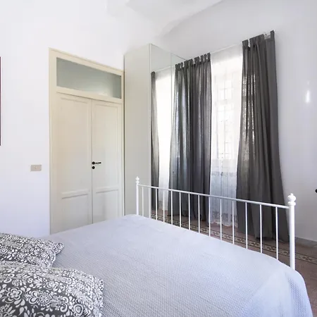 Cale Apartment